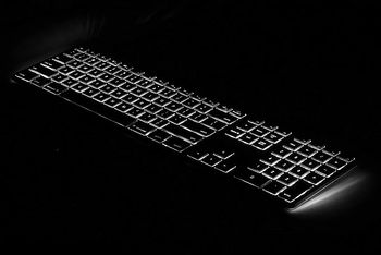 Matias FK318LB-DE Aluminium Wired Keyboard with RGB Backlight USB Keyboard for Apple Mac OS QWERTZ German with Flat Keys and Additional Numeric Keypad Space Grey